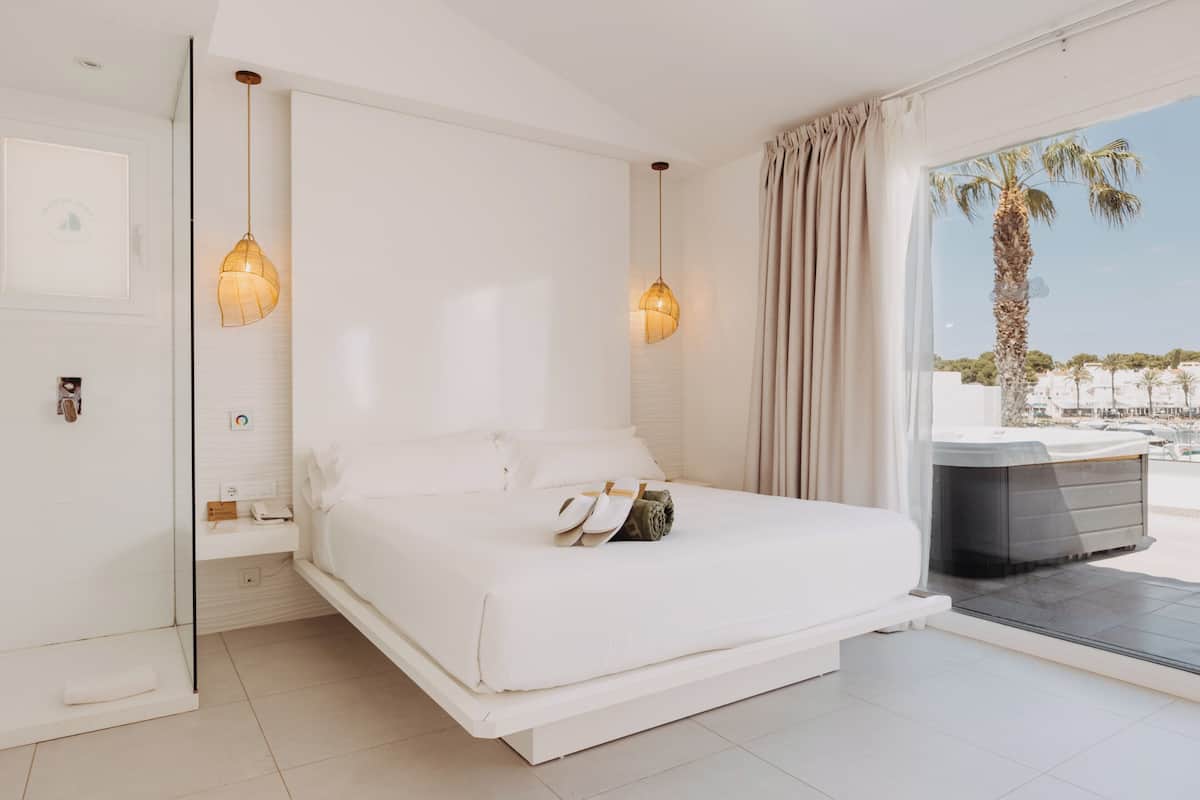 Suite monolocale, idromassaggio, vista porticciolo | Minibar, una cassaforte in camera, tende oscuranti, insonorizzazione