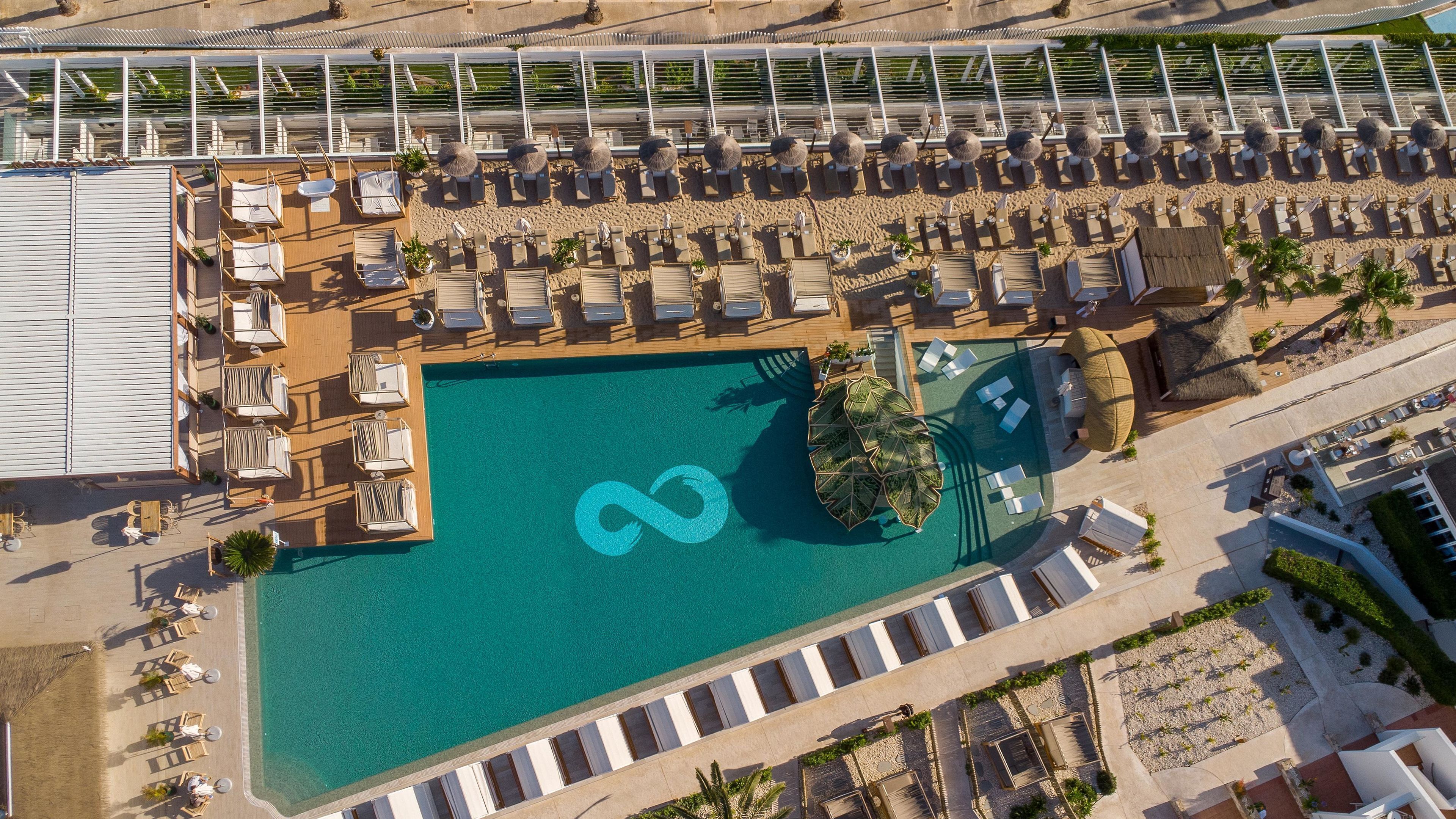 Outdoor pool, pool cabanas (surcharge), pool umbrellas