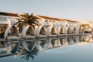 Piscine extérieure, parasols de plage, chaises longues