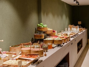 A buffet with various food items and wooden serving containers. - Lago Resort Menorca Casas del Lago - Adults Only (Ciutadella de Menorca)