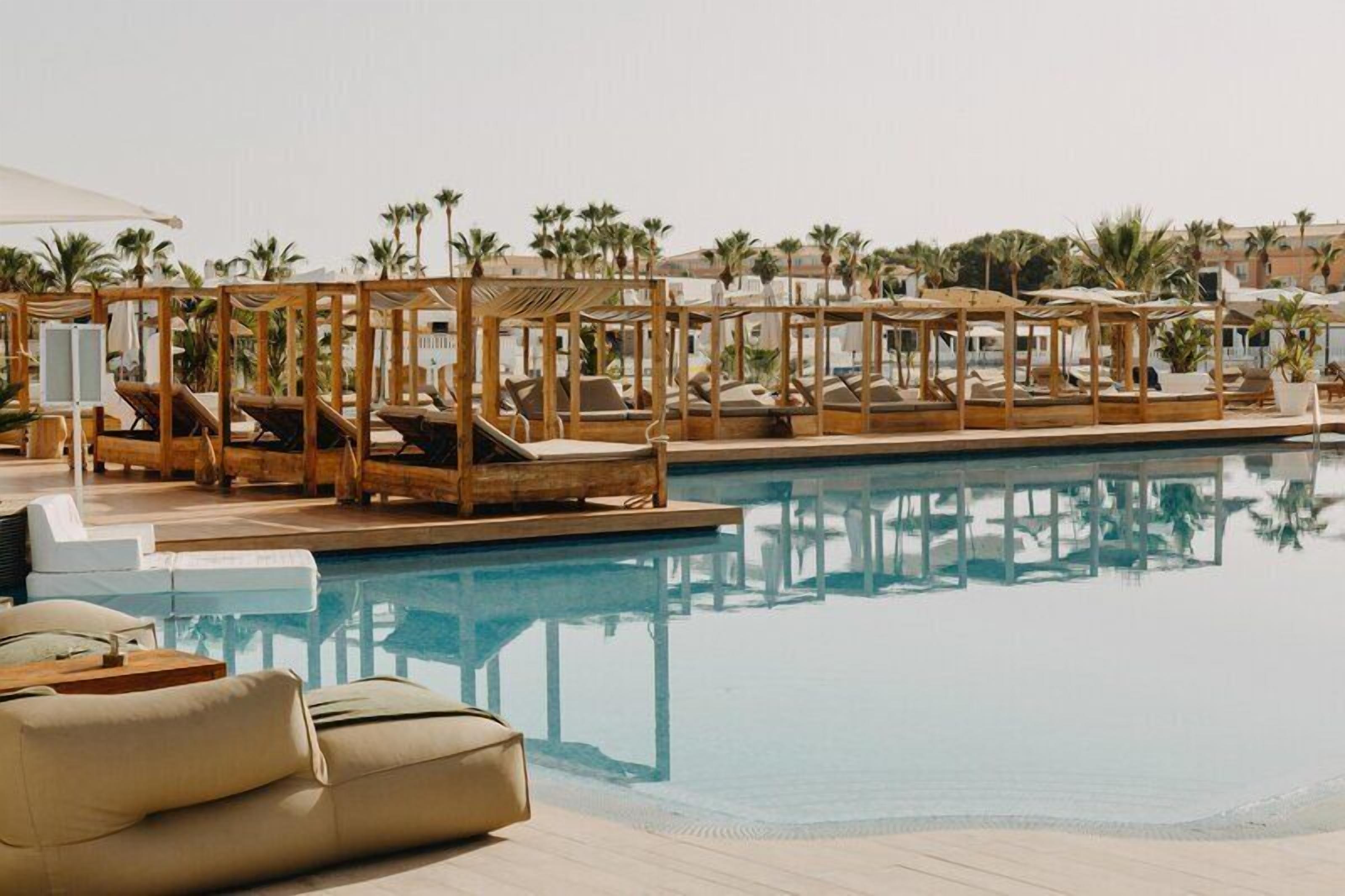 Outdoor pool, pool cabanas (surcharge), pool umbrellas
