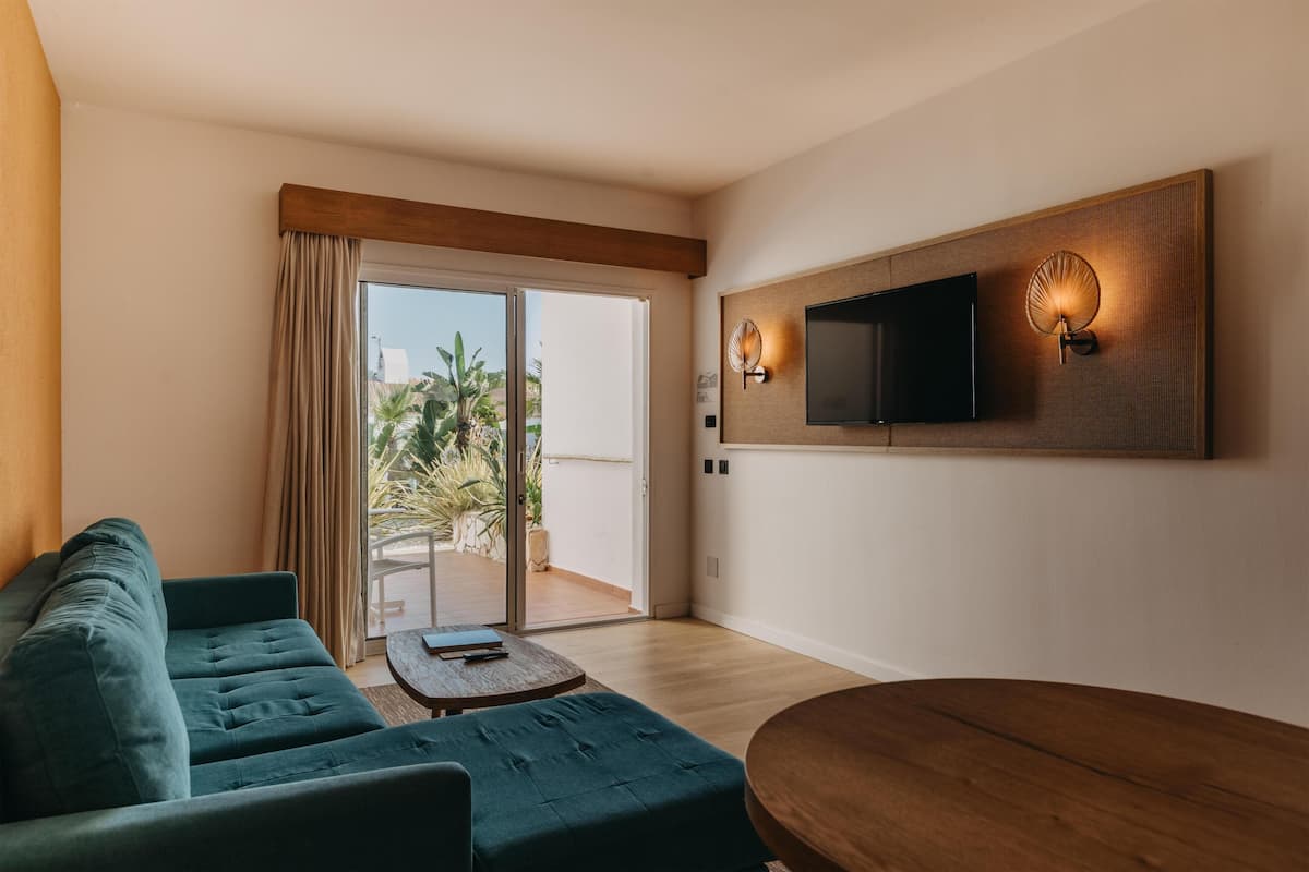 1 bedroom, in-room safe, blackout curtains, soundproofing