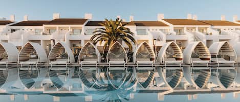 Outdoor pool, pool cabanas (surcharge), pool umbrellas