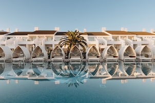 Piscina externa, barracas, guarda-sóis