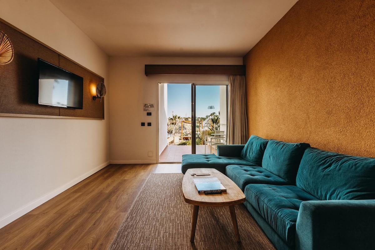 Suite, balcón, vista a la alberca | 1 habitación, caja de seguridad en la habitación y cortinas blackout