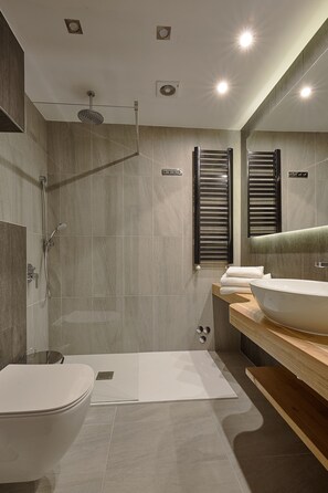 Premium Double or Twin Room | Bathroom | Shower, hair dryer, towels - Pensjonat Tatry (Koscielisko)