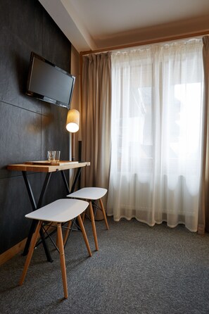 Habitació triple prèmium | Escriptori, cortines opaques, planxa i posts de planxar i wifi gratuïta 