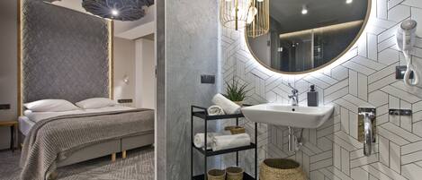 Premium Double Room (adapted for people with disabilities) | Bathroom | Shower, hair dryer, towels