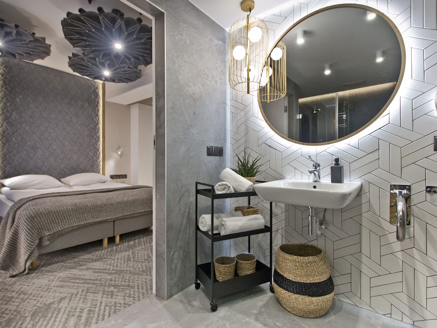 Premium Double Room (adapted for people with disabilities) | Bathroom | Shower, hair dryer, towels