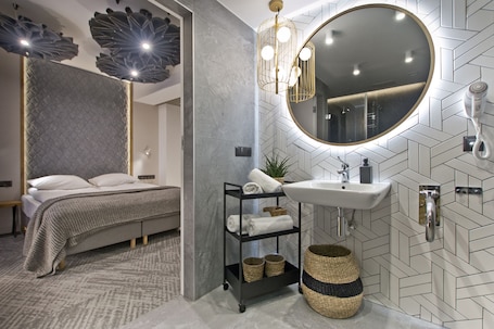 Quarto casal luxo (adapted for people with disabilities) | Banheiro | Chuveiro, secador de cabelo, toalhas de banho . Pensjonat Tatry