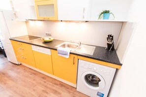 Leilighet, 2 soverom, kjøkken | Eget kjøkken | Kjøleskap, mikrobølgeovn, kaffetrakter/tekoker og vannkoker