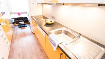 Apartment, 2 Schlafzimmer, Küche | Eigene Küche | Kühlschrank, Mikrowelle, Wasserkocher mit Kaffee-/Teezubehör