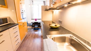 Apartment, 2 Schlafzimmer, Küche | Eigene Küche | Kühlschrank, Mikrowelle, Wasserkocher mit Kaffee-/Teezubehör
