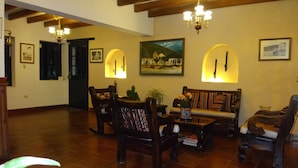 A spacious lobby with wooden floors, a sofa set, and a chandelier. - Hotel Hospedería San Carlos Villa de Leyva (Villa de Leyva)