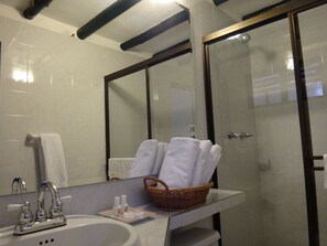 Quarto quádruplo superior, várias camas | Banheiro | Chuveiro, chuveiro com efeito de chuva, produtos de toalete grátis 