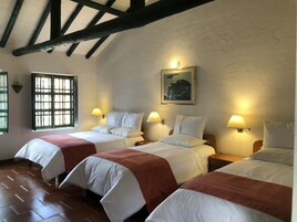 Ropa de cama de alta calidad, colchones con efecto memoria y minibar 