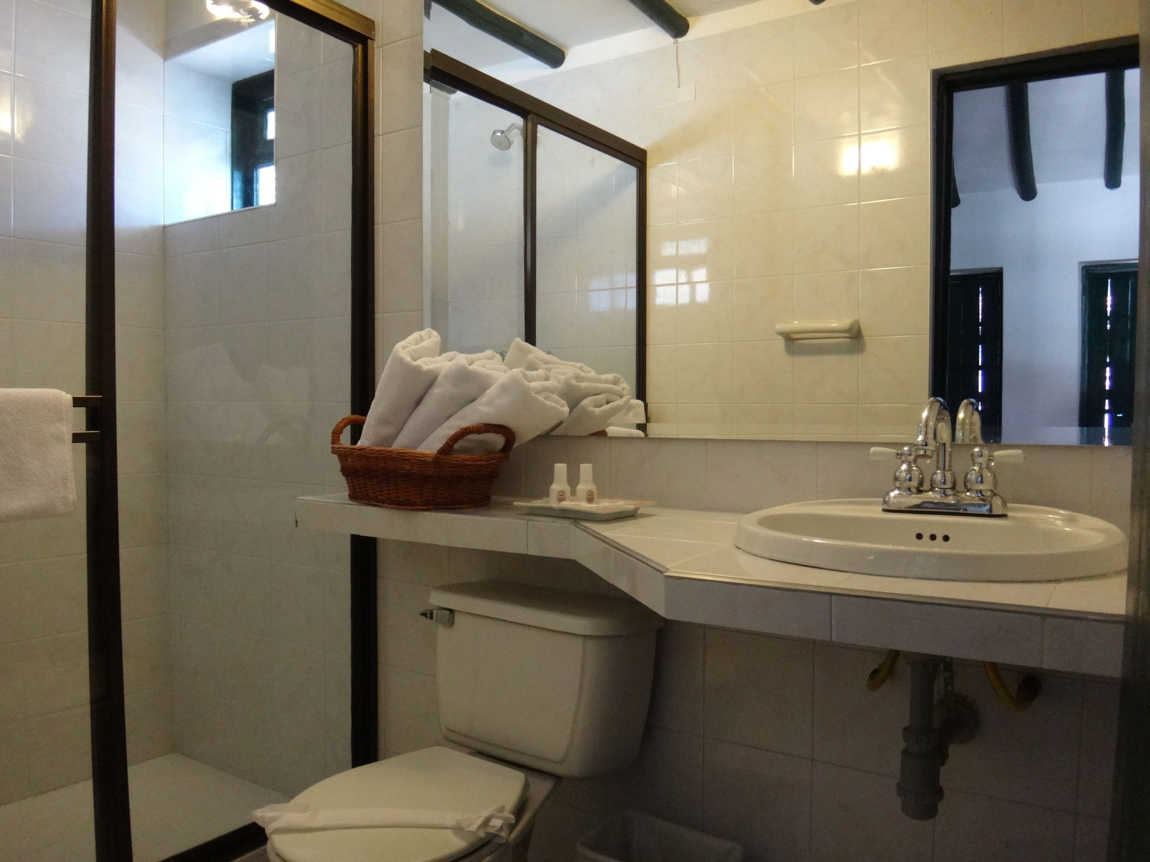 shower, rainfall showerhead, free toiletries, towels