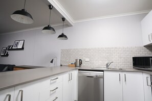 Full-sized fridge, microwave, oven, stovetop