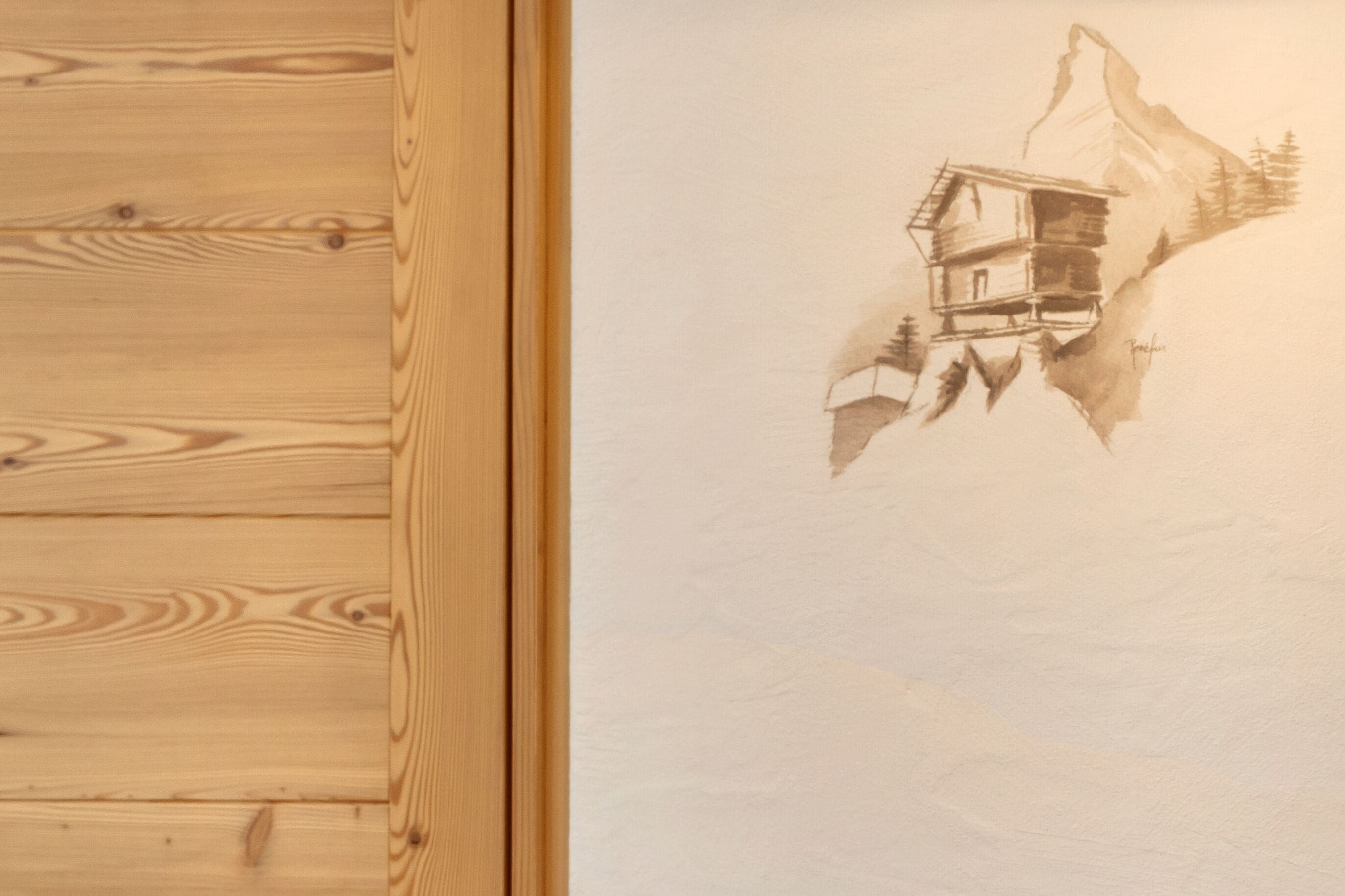 Eine Holzwand mit einer Landschaftsmalerei von Bergen.