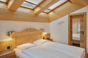 Standard Double Room, 1 Queen Bed, Mountain View