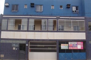 Vista frontal de la propiedad