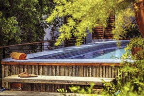 Utendørsbasseng og solsenger