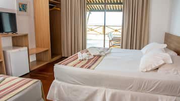 Habitación triple Deluxe | Caja fuerte, escritorio, cortinas opacas y wifi gratis