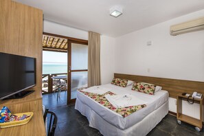 Deluxe dubbelrum eller tvåbäddsrum - 1 dubbelsäng eller enkelsängar - utsikt mot stranden | Värdeförvaringsskåp på rummet, skrivbord och mörkläggningsgardiner