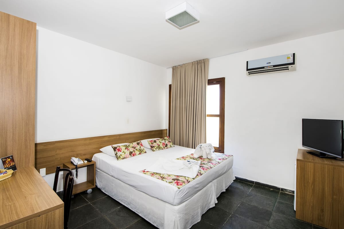 Caja fuerte, escritorio, cortinas opacas y wifi gratis