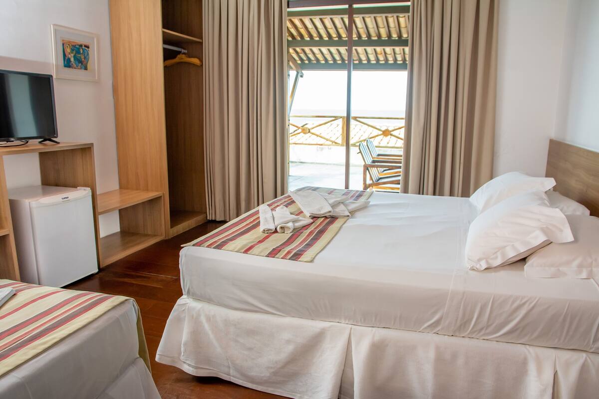 Caja fuerte, escritorio, cortinas opacas y wifi gratis