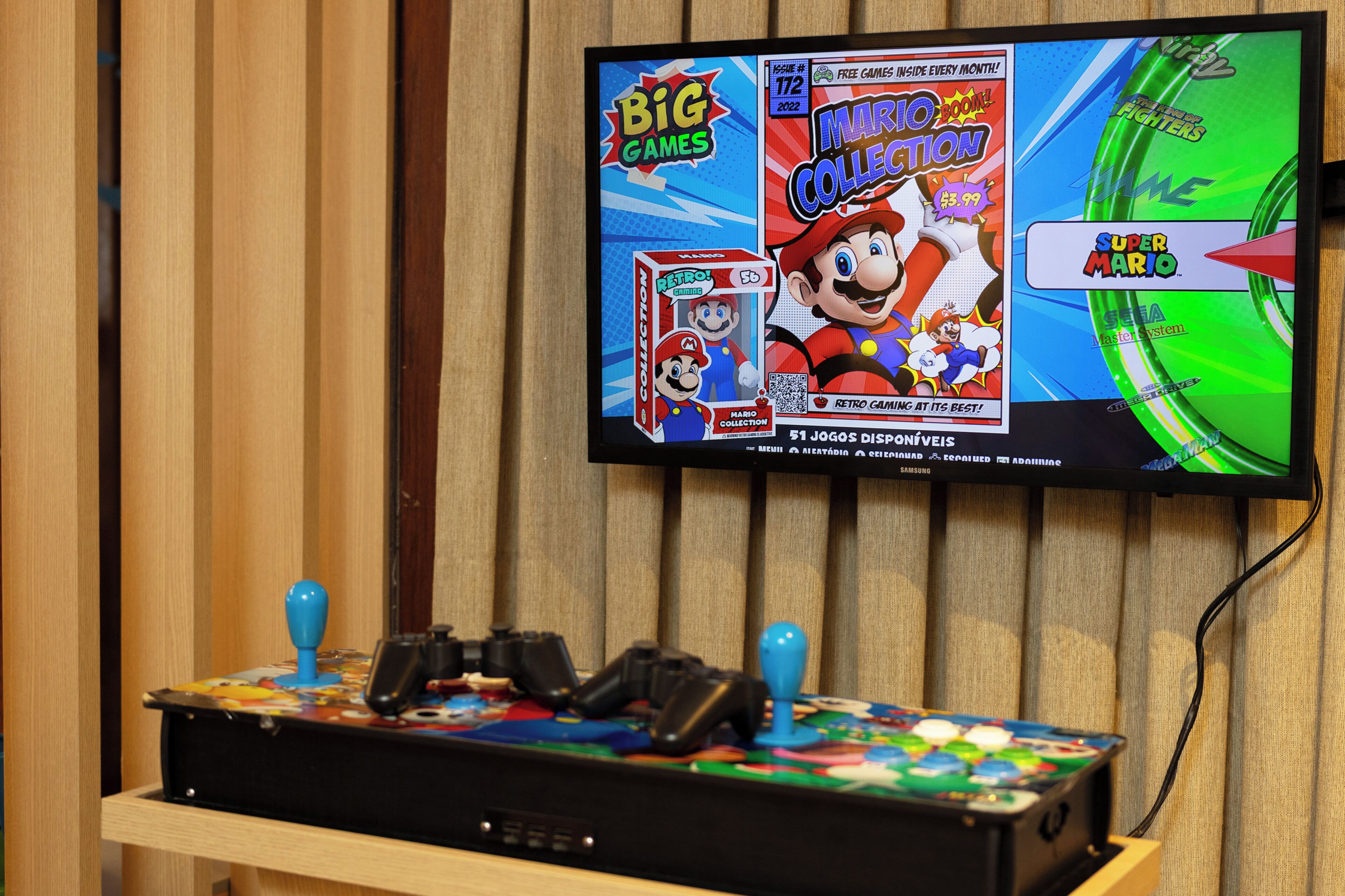Un televisor instalado en una pared mostrando un anuncio de videojuego.