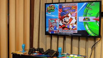 Un televisor instalado en una pared mostrando un anuncio de videojuego.