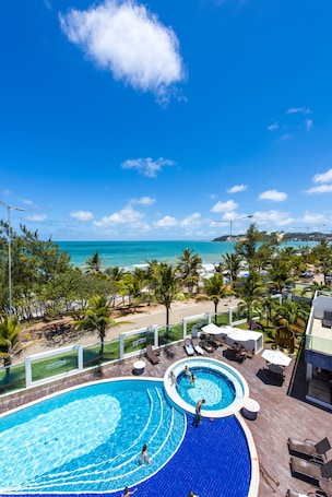 Una piscina al aire libre, sombrillas, sillones reclinables de piscina. Coral Plaza Apart Hotel