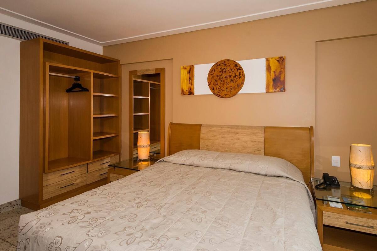Een minibar, een kluis op de kamer, gratis babybedden, gratis wifi
