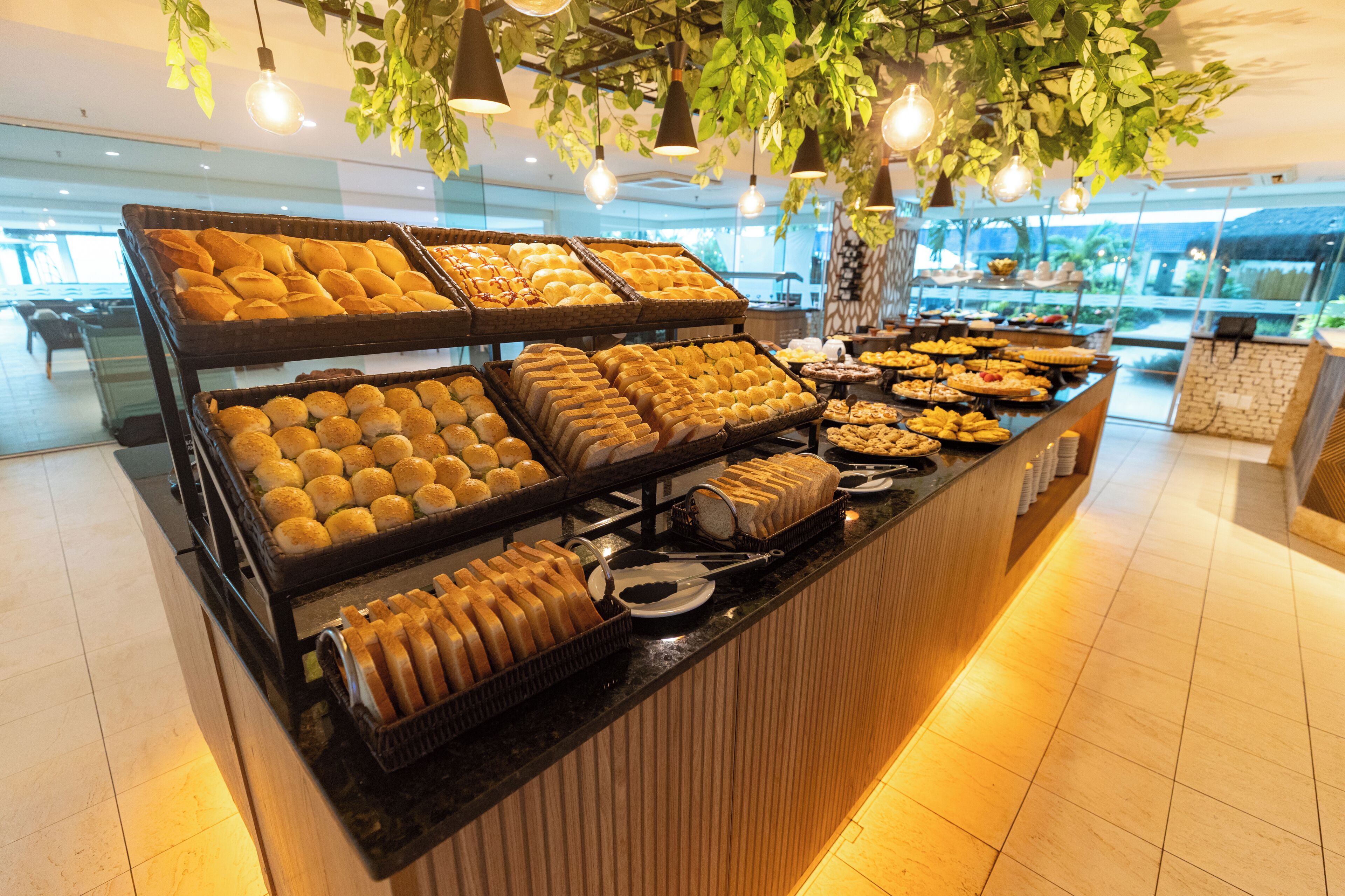 Café da manhã com buffet grátis todos os dias