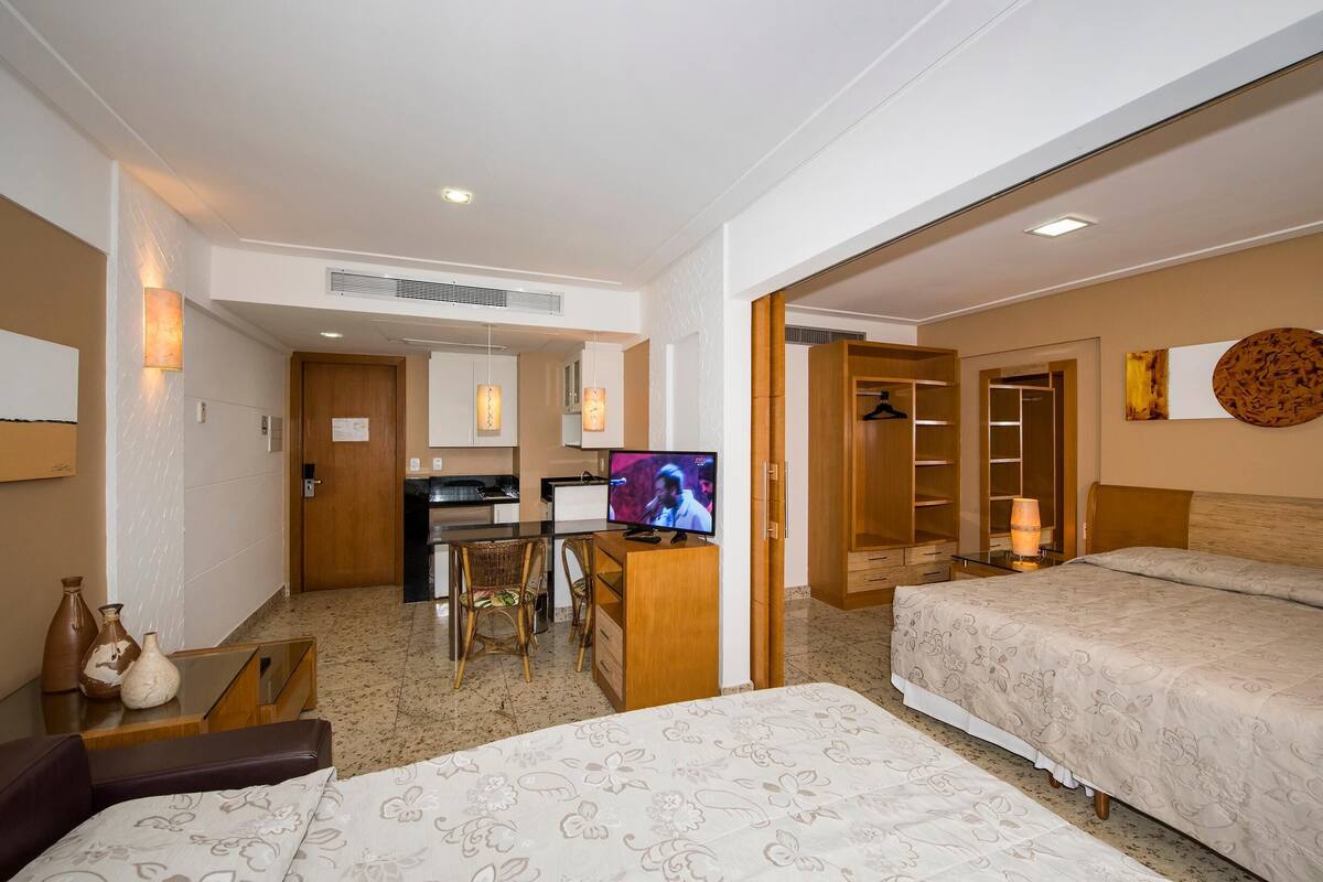 Een minibar, een kluis op de kamer, gratis babybedden, gratis wifi