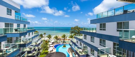 Piscine extérieure, parasols de plage, chaises longues