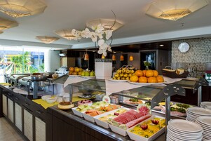 Free daily buffet breakfast
