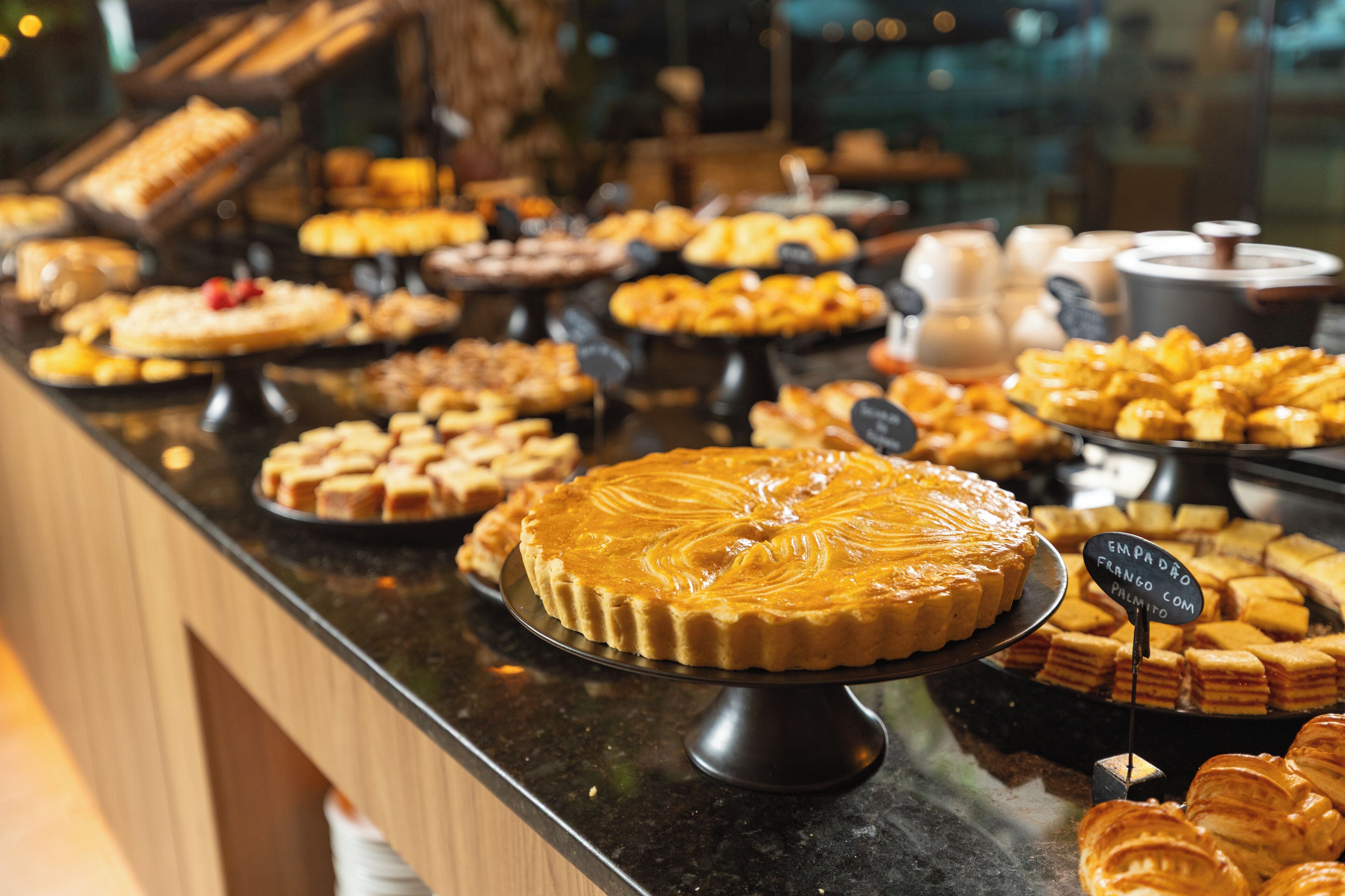 Um buffet com diversos doces e pâtisseries.