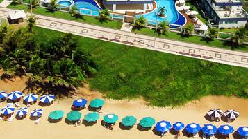 Piscina externa, guarda-sóis, espreguiçadeiras