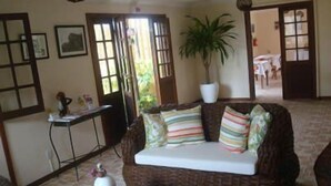 Una sala de estar acogedora con un sofá, una mesa de centro y una planta en maceta.