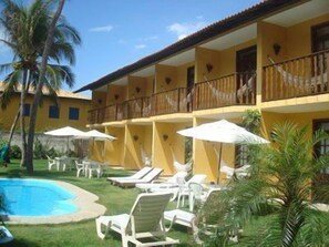 Piscine extérieure, parasols de plage, chaises longues