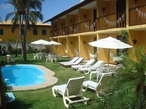 Outdoor pool, pool umbrellas, pool loungers - Pousada La Siciliana (Salvador)
