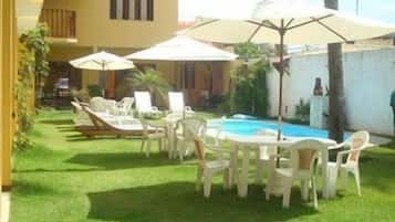 Piscina externa, guarda-sóis, espreguiçadeiras
