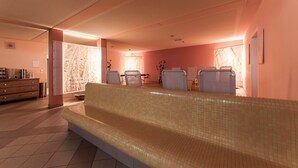 A waiting area with a bench, chairs, and a reception desk. -  JUFA Hotel Hochrindl (Albeck)