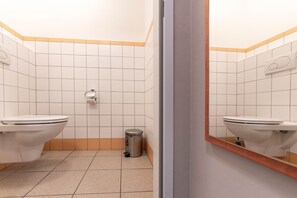 Shower, hair dryer, towels - JUFA Hotel Hochrindl (Albeck)