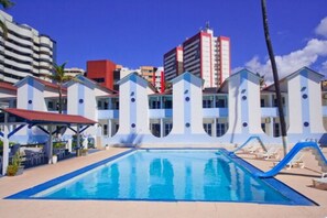 2 outdoor pools, pool loungers