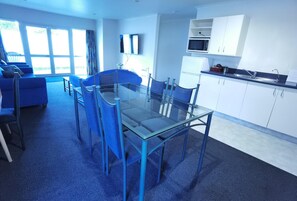 Fridge, microwave, coffee/tea maker, electric kettle - Harringtons Motor Lodge (Palmerston North)