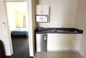 Fridge, microwave, coffee/tea maker, electric kettle - Harringtons Motor Lodge (Palmerston North)