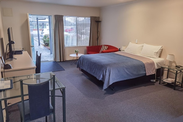 羽绒被、客房内保险箱、办公桌、遮光窗帘